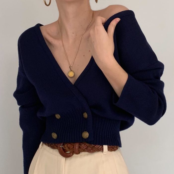 Outfits con cardigans; mujer con suéter de botones azul marino con cuello en v