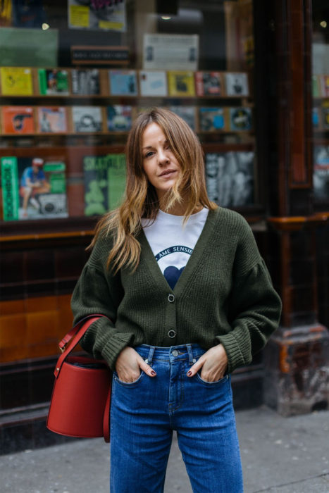 Outfits con cardigans; mujer con suéter verde olivo con botones y jeans