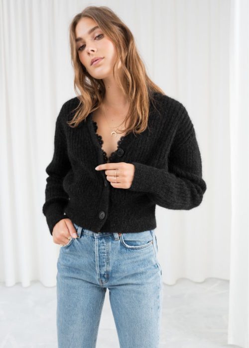 Outfits con cardigans; chica con suéter negro, botones y encaje