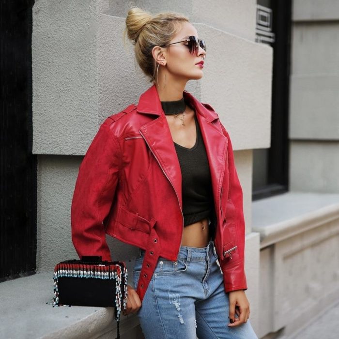 Mujer con peinado de chongo alto, con lentes de sol, chaqueta oversized roja