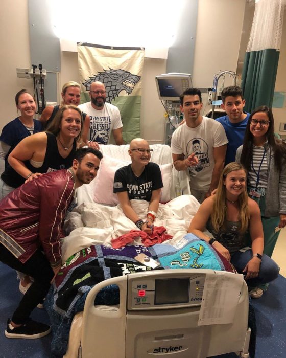 Lily Jordan junto a los Jonas Brothers en el hospital donde Jordan recibe tratamientos 