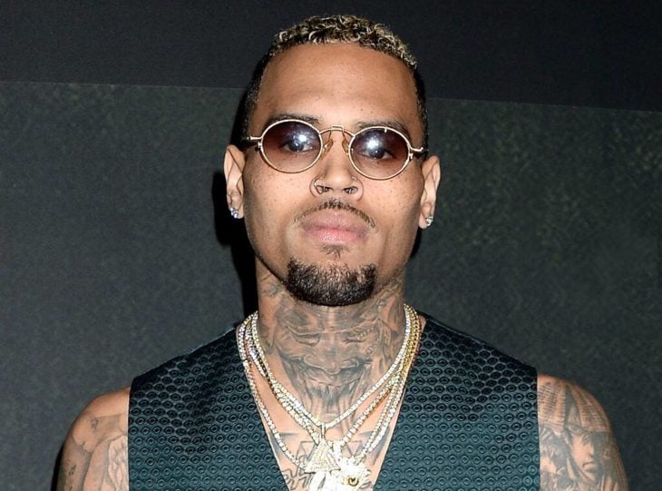 Chris Brown con lentes, cadenas y en pose seria
