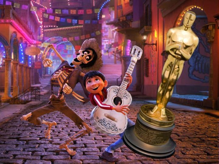 Escena de la película Coco, Pixar, Miguel y Héctor bailando en la calle