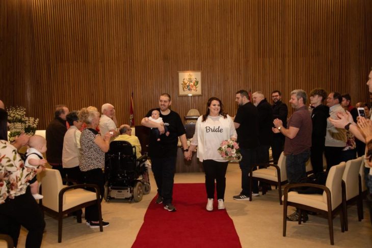 Rebeca, Glen y Eleonor Maxwell salen de la ceremonia en donde los unieron en matrimonio