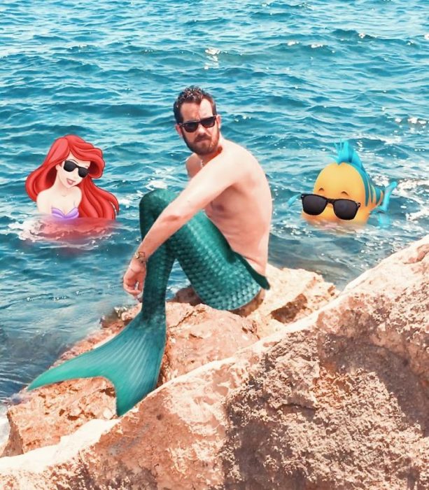 Artista que hace montajes con personajes de Disney junto a Ariel de la sirenita en el mar 