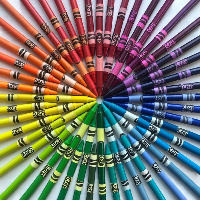 Crayolas acomodadas por gama de color