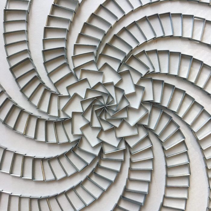 Estructura en espiral formadas por grapas de metal