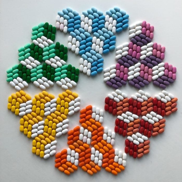 Estructura circular formada con piezas de colores 