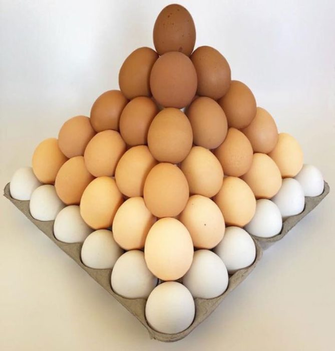 Pirámide de huevos apilados por colores