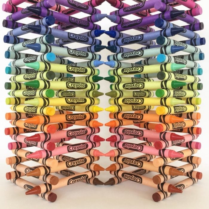 Pilas de crayolas acomodadas por colores 