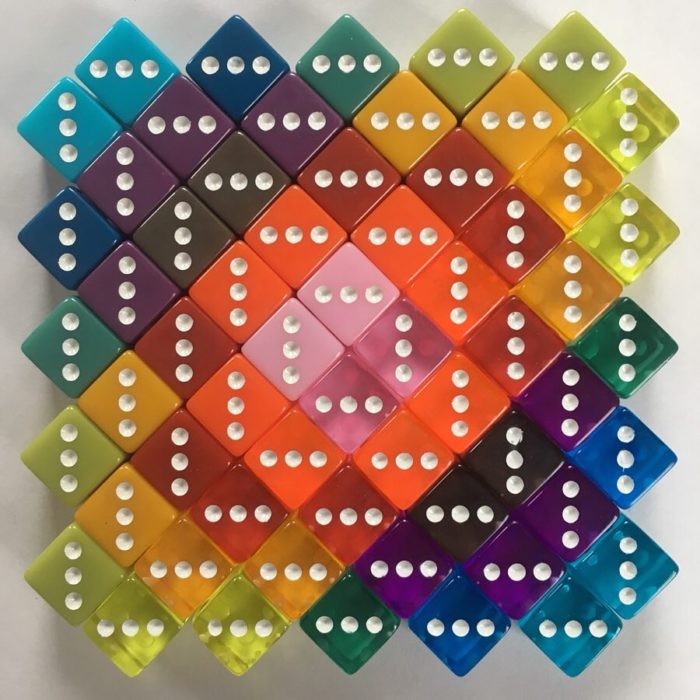 Cubos de plástico de colores formados por gama de color