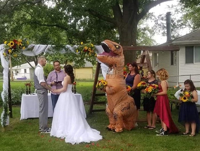 Cristina Adams llegando a la boda de su hermana vestida de dinosaurio T-Rex