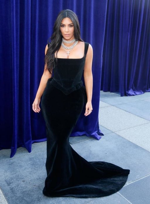 Kim Kardashian usando un vestido negro de terciopelo mientras asiste a la gala depremiós Emmy 2019