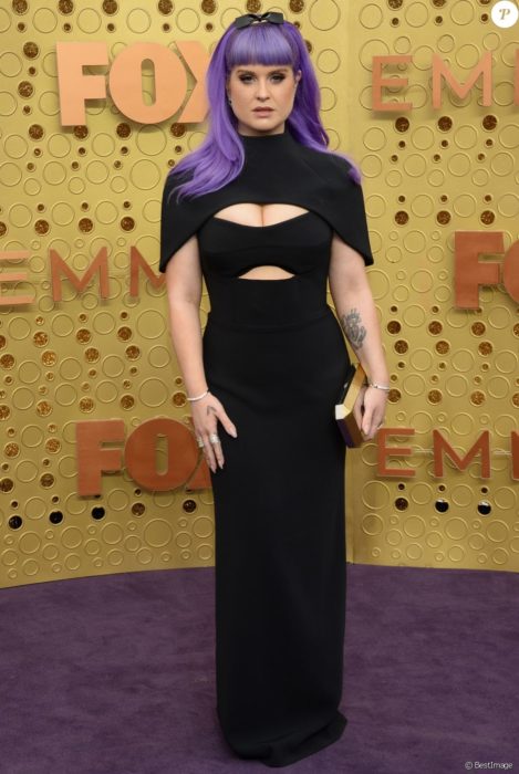 Kelly Osbourne usando un vestido de color negro con escote en el pecho y el estomago 