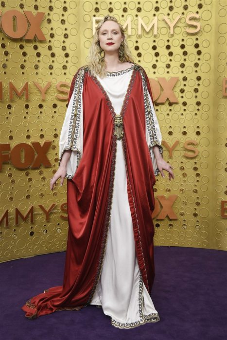 Gwendoline Christie usando un traje rojo con blanco mientras está en la entreg ade premos emmy 2019