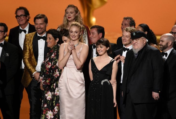Elenco de Game Of Thrones recibiendo su premio emmy 2019