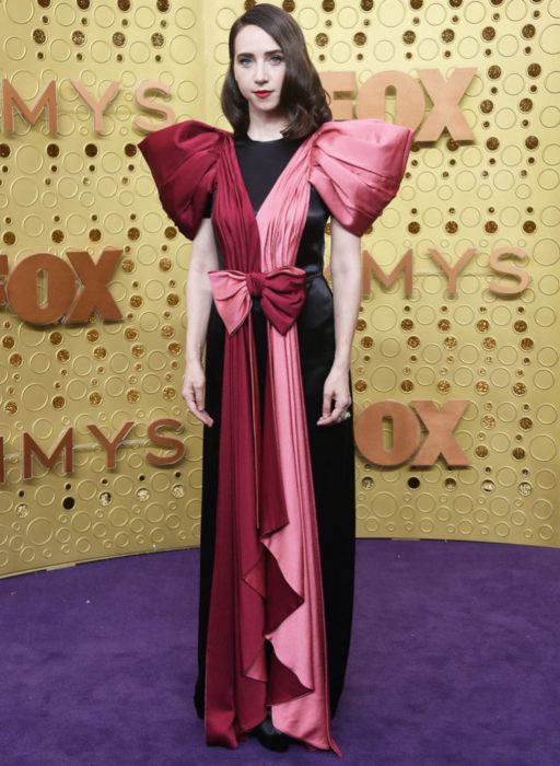 Zoe Kazan usando un vestido negro con moños en color rojo y rosa en los Emmy 2019