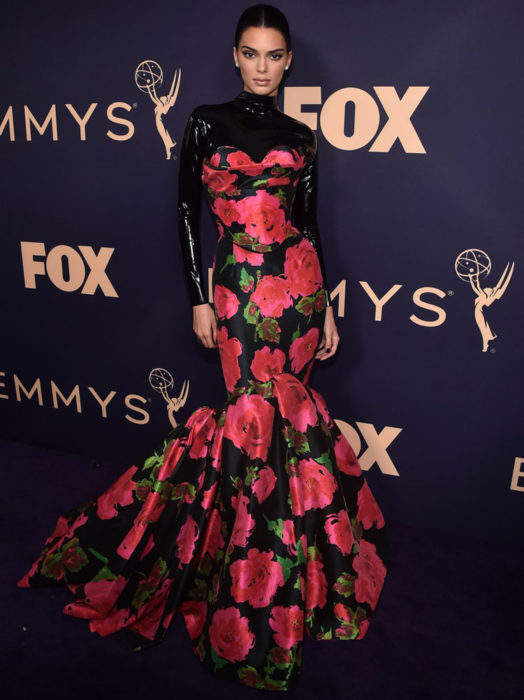 Kendall Jenner usando un vestido floreado en la entrega de permios emmy 2019