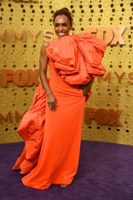 Janet Mock usando un vestido de color naranja en los Emmy 2019