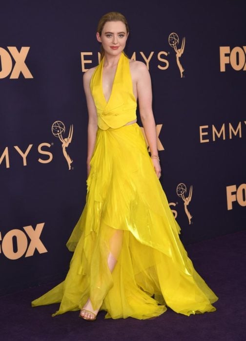 Kathryn Newton usando un vestido de color amarillo en los Emmy 2019