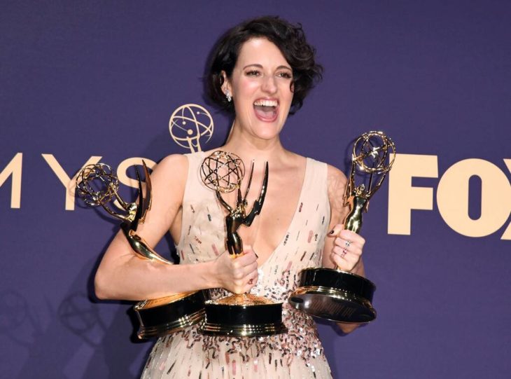 Protagonista de la serie fleabag recibiendo tres premios Emmy 2019