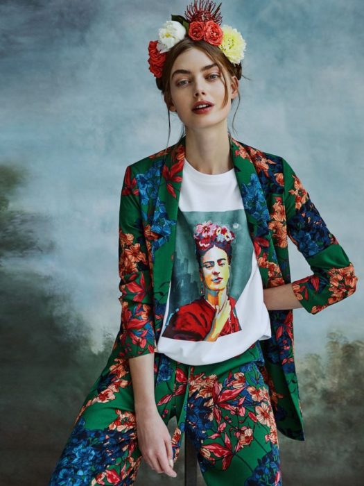 Chica usando un traje con estampados de flores di adema y camisa de Frida Khalo