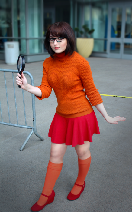 Chica disfrazada como Velma de Scooby doo