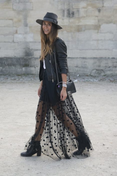 Chica usando una falda de tul, chaqueta de cuero negro y sombrero 