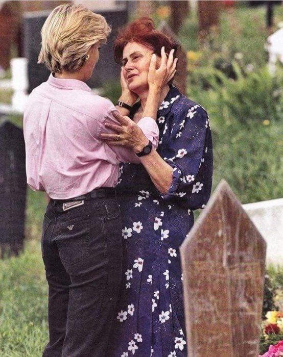 Diana sostiene la cara de la madre que se topó en el cementerio de Bosnia