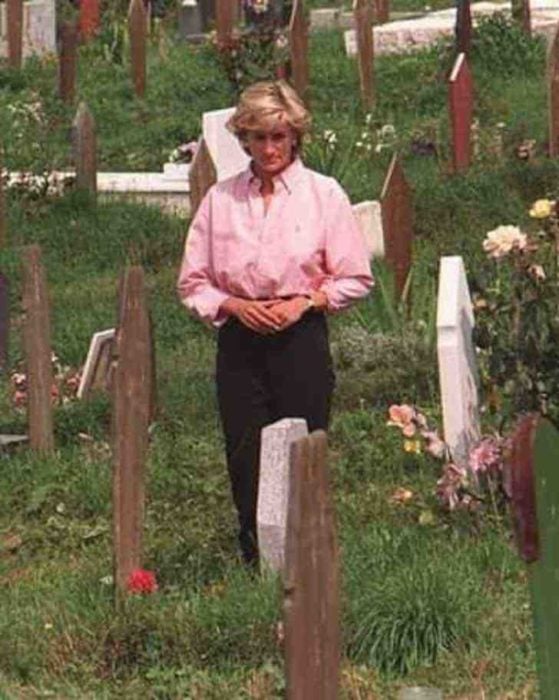 Lady Di caminando en un cementerio local de Bosnia