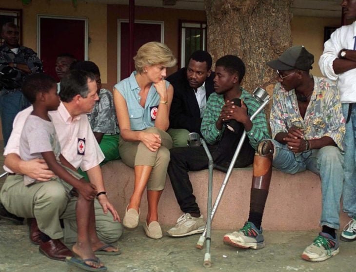 Diana habla con jóvenes afectados por minas antipersonas en Ángola