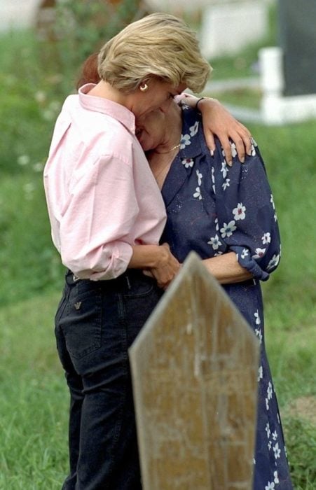 Diana abraza a la madre que encontró en el cementerio mientras esta llora