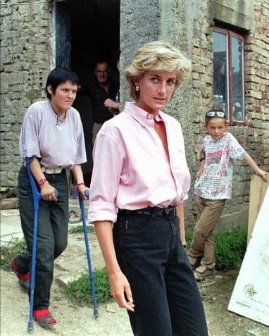Diana de Gales en su visita a Bosnia saliendo de visitar a personas afectadas por las minas antipersonas