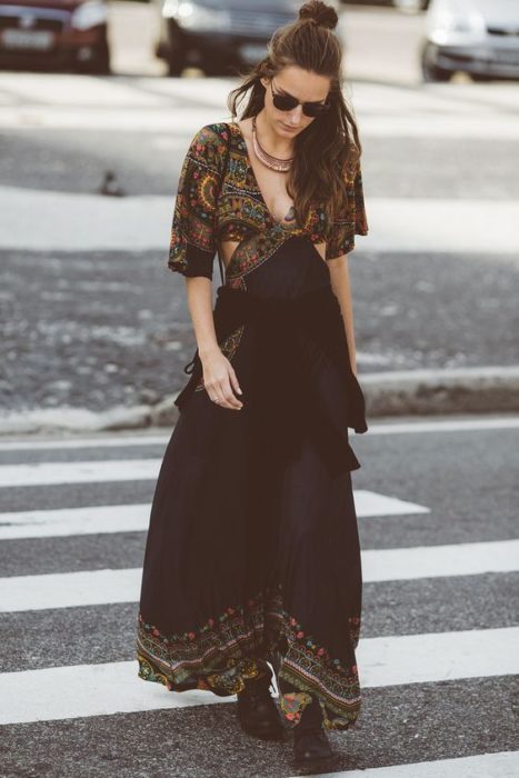 Ropa estilo boho o hippie chic; chica caminando en cruce peatonal con maxivestido negro