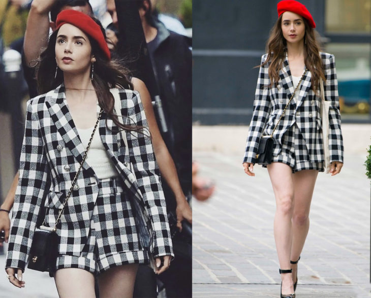 Lily Collins en el set de Emily usando un traje de estampado de cruadros blanco y negro y una boina de color rojo 