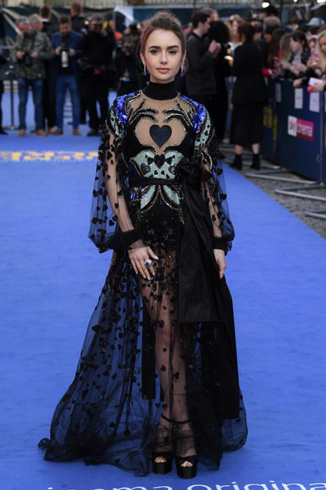 Lily Collins usando un vestido Eli Sab de color negro con transparencias y estampados bordados de colores azules 