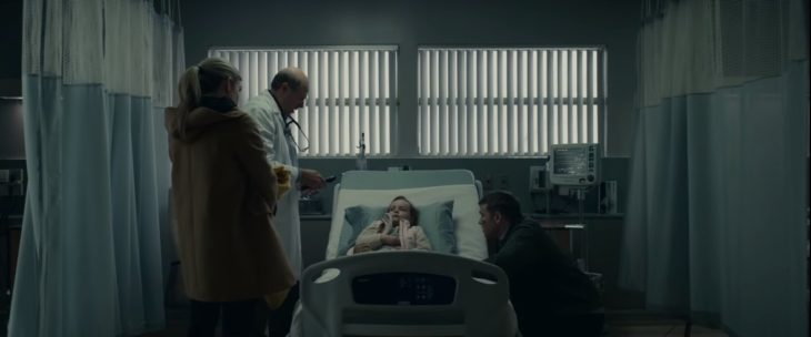 Padres cuidando a su hija en el hospital, escena de la película Fractura de Netflix