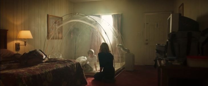 Niño dentro de una burbuja de plástico, sienod visitando por su madre, escena de la película Eli de Netflix