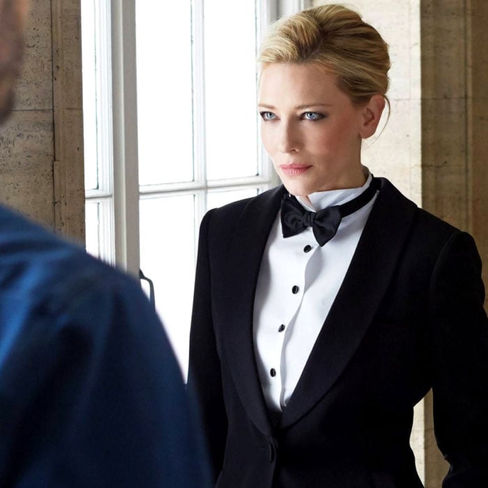 Famosas con traje; Cate Blanchett con tuxedo, saco y moño negro, y camisa blanca con peinado de cola de caballo sencillo