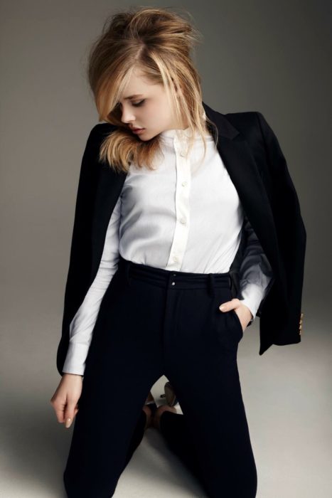 Famosas con traje; Chloe Grace Moretz con saco y pantalón de vestir negro con camisa blanca de manga larga
