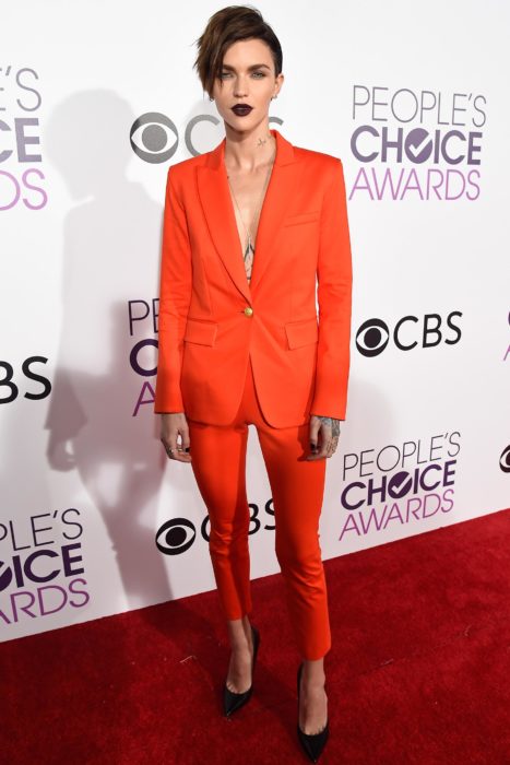 Famosas con traje; Ruby Rose en la alfombra roja de los People's Choice Awards con saco y pantalón de vestir anaranjado y zapatillas stiletto, con corte pixie