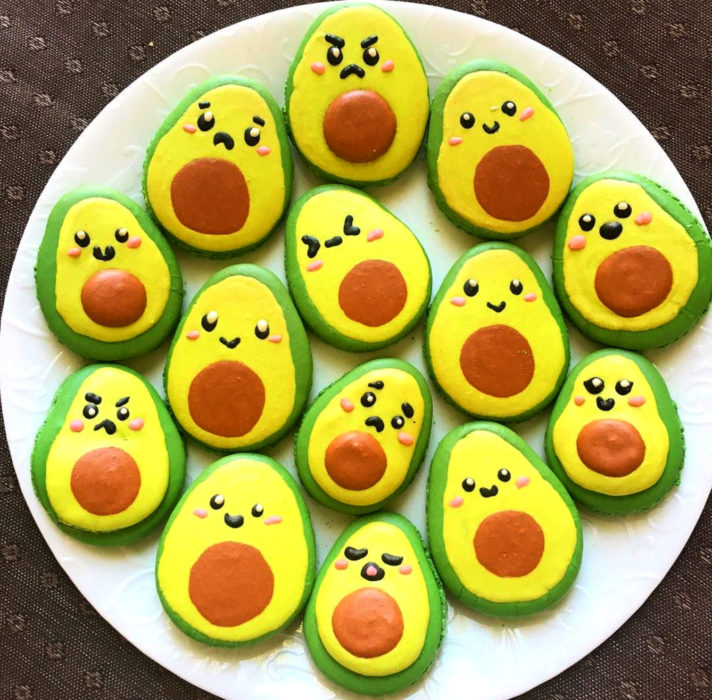 Fiesta temática de aguacate; galletas con caras tiernas