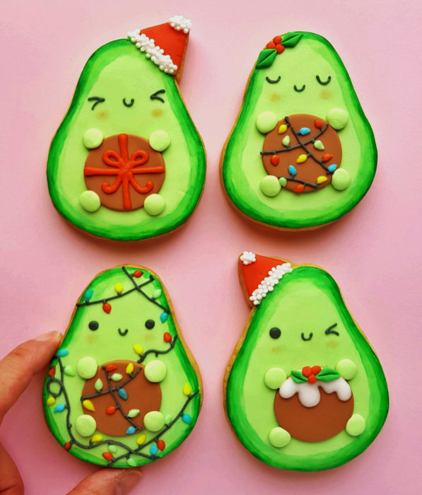 Fiesta temática de aguacate; galletas navideñas con caritas felices 