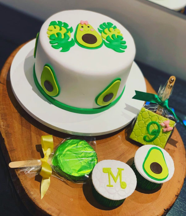 Fiesta temática de aguacate; pastel