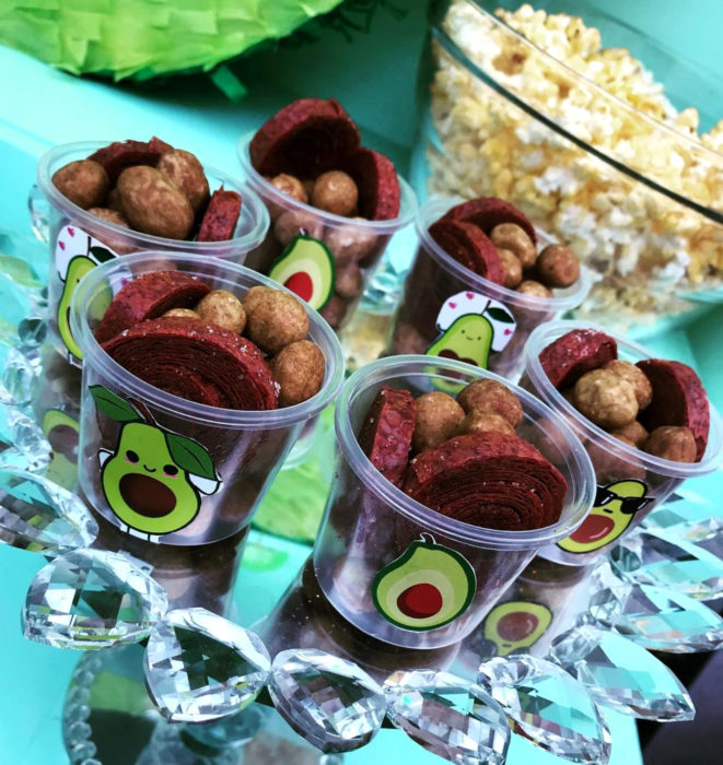 Fiesta temática de aguacate; vasos con dulces de tamarindo y cacahuates