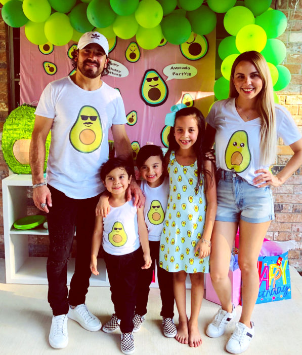 Fiesta temática de aguacate; familia, papá, mamá e hijos en fiesta vestidos con ropa con estampado de aguacate