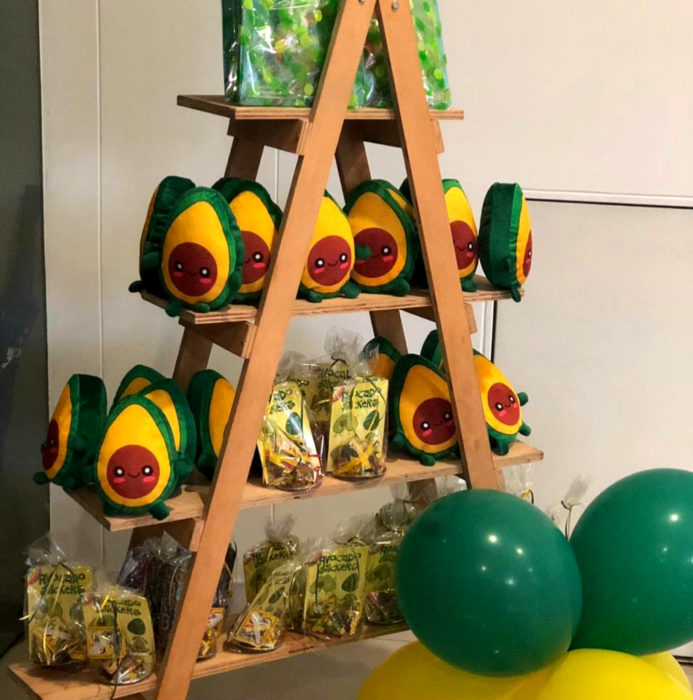 Fiesta temática de aguacate; peluches tiernos 