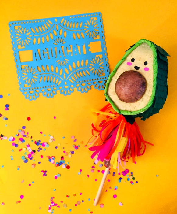 Fiesta temática de aguacate; minipiñata