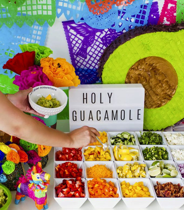 Fiesta temática de aguacate; mesa de aperitivos con guacamole