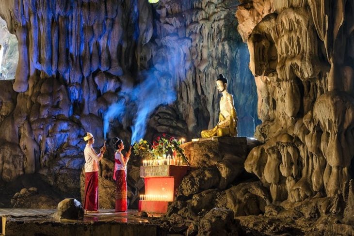Pareja de novios dentro de una cueva haciendo un ritual en china 